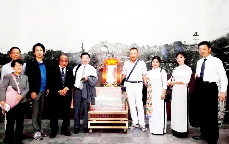 Ng&agrave;i Akagi Tatsuo (thứ 5 từ tr&aacute;i qua) c&ugrave;ng c&aacute;c th&agrave;nh vi&ecirc;n Hội H&ograve;a b&igrave;nh Hữu nghị Hiroshima - Việt Nam thăm di t&iacute;ch Th&agrave;nh Cổ Quảng Trị - Ảnh: Li&ecirc;n hiệp c&aacute;c tổ chức hữu nghị tỉnh Quảng Trị cung cấp